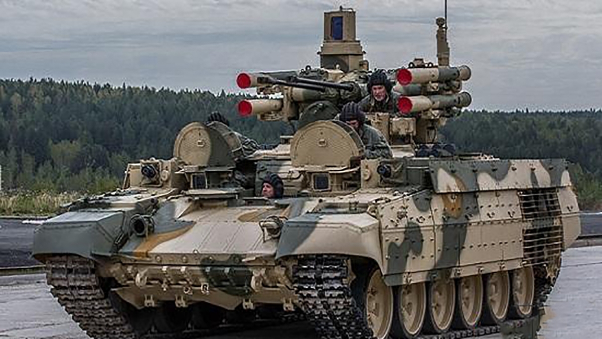 فیلم| پرش تانکهای روسیه در مانور نظامی