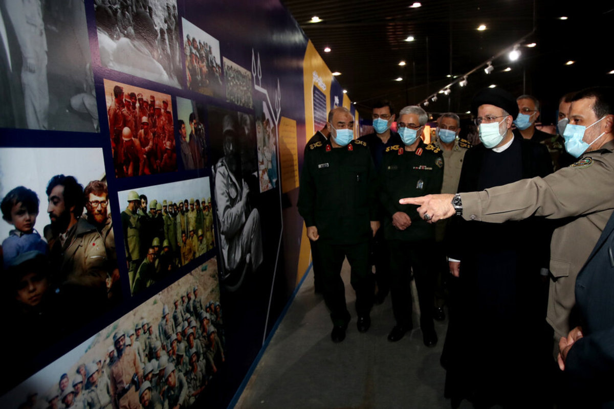 تصاویر| بازدید رئیسی از نمایشگاه ملی در لباس سربازی