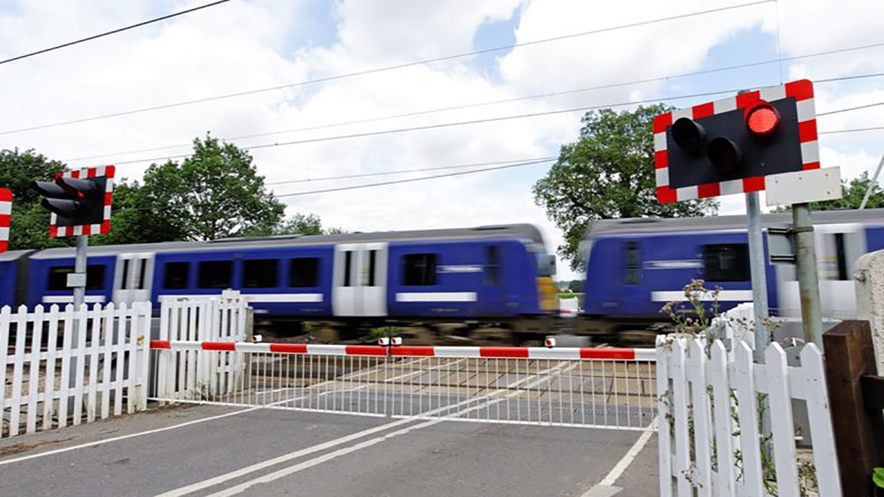 فیلم| عبور میلیمتری قطار از کنار یک زن