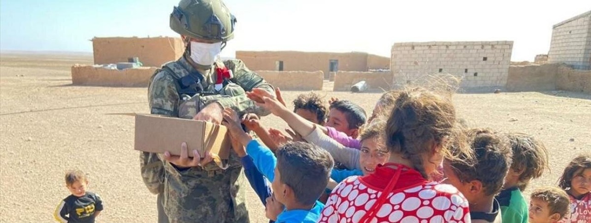 تصاویر| کمک‌های سربازان ترک به نیازمندان در منطقه عملیات چشمه