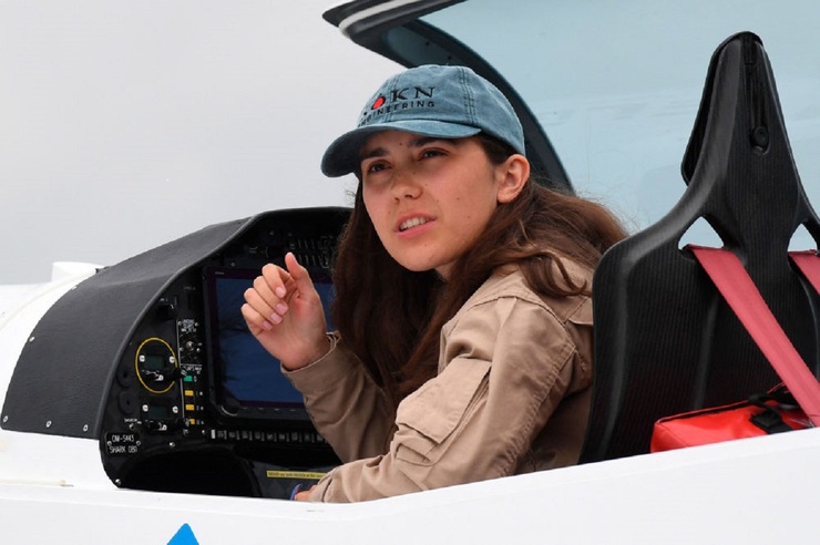 تصاویر| جوان‌ترین خلبان زن به تنهایی دنیا را دور می‌زند
