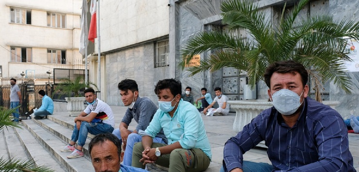تصاویر| ازدحام پناهجویان افغانستانی مقابل سفارت آلمان در تهران