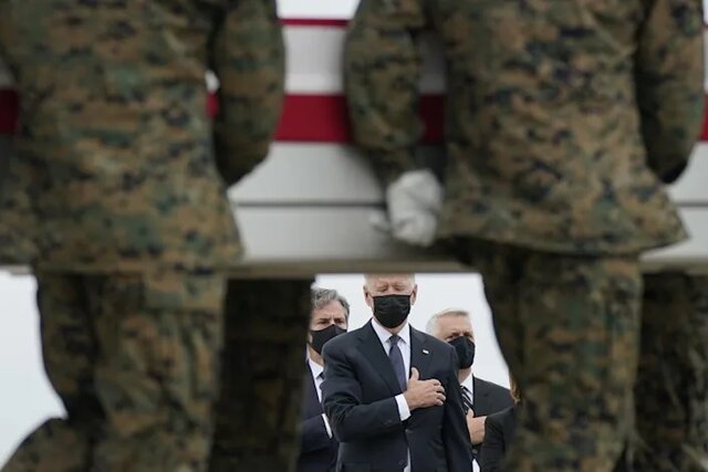 ادای احترام بایدن به پیکر سربازان آمریکایی کشته شده در انفجار فرودگاه کابل +عکس