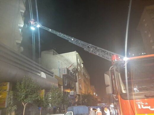 آتش سوزی مجتمع تجاری-مسکونی ۱۷ طبقه در خیابان آزادی/ عکس