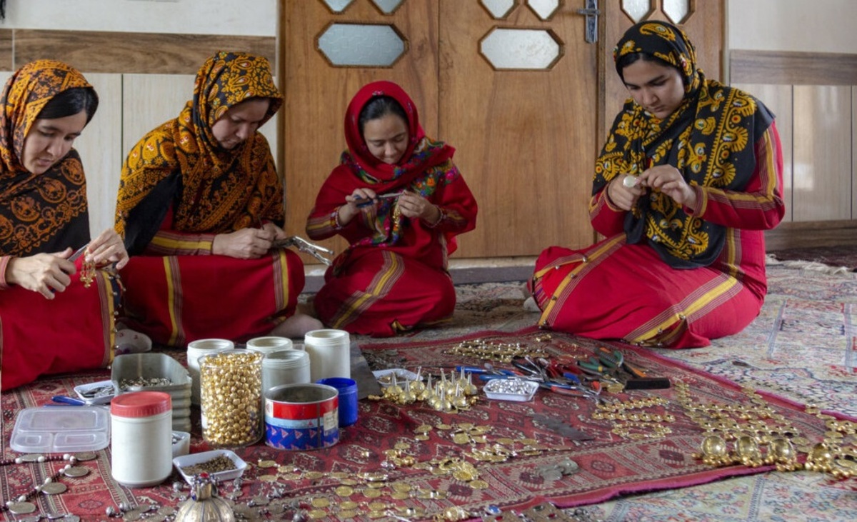 تصاویر| تولید زیورآلات ترکمن در کارگاه‌های خانگی