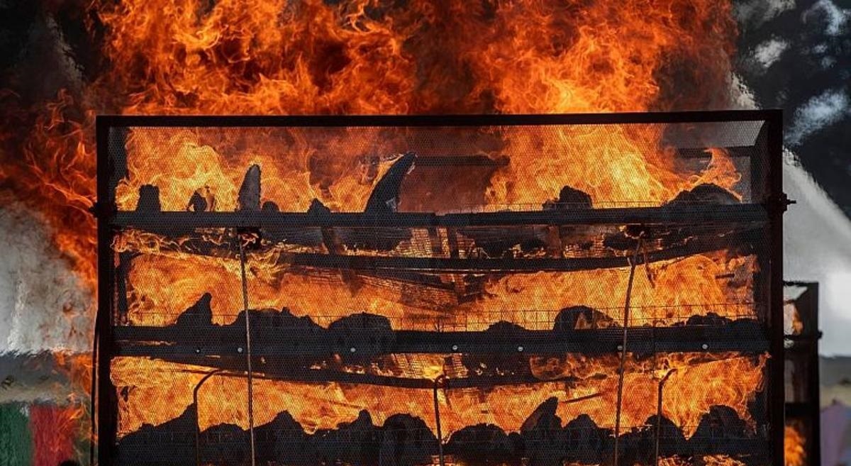 فیلم| آتش زدن شاخ ۲۵۰۰ کرگدن در هند