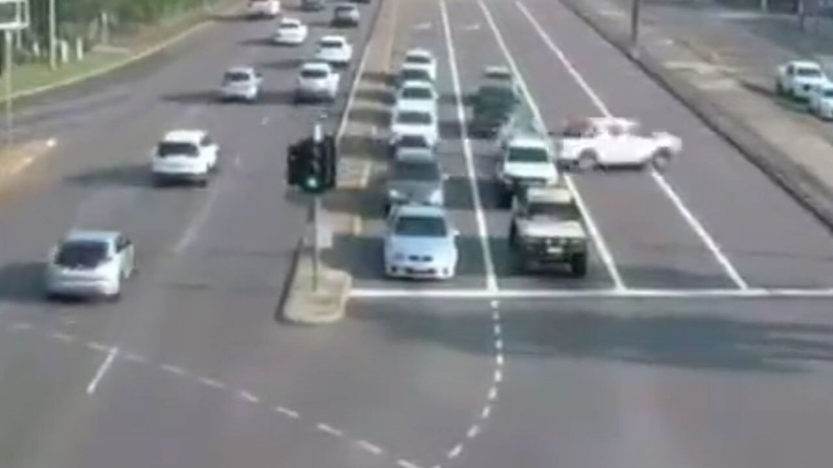 فیلم| عبور خطرناک یک خودرو از میان خودرو‌های دیگر