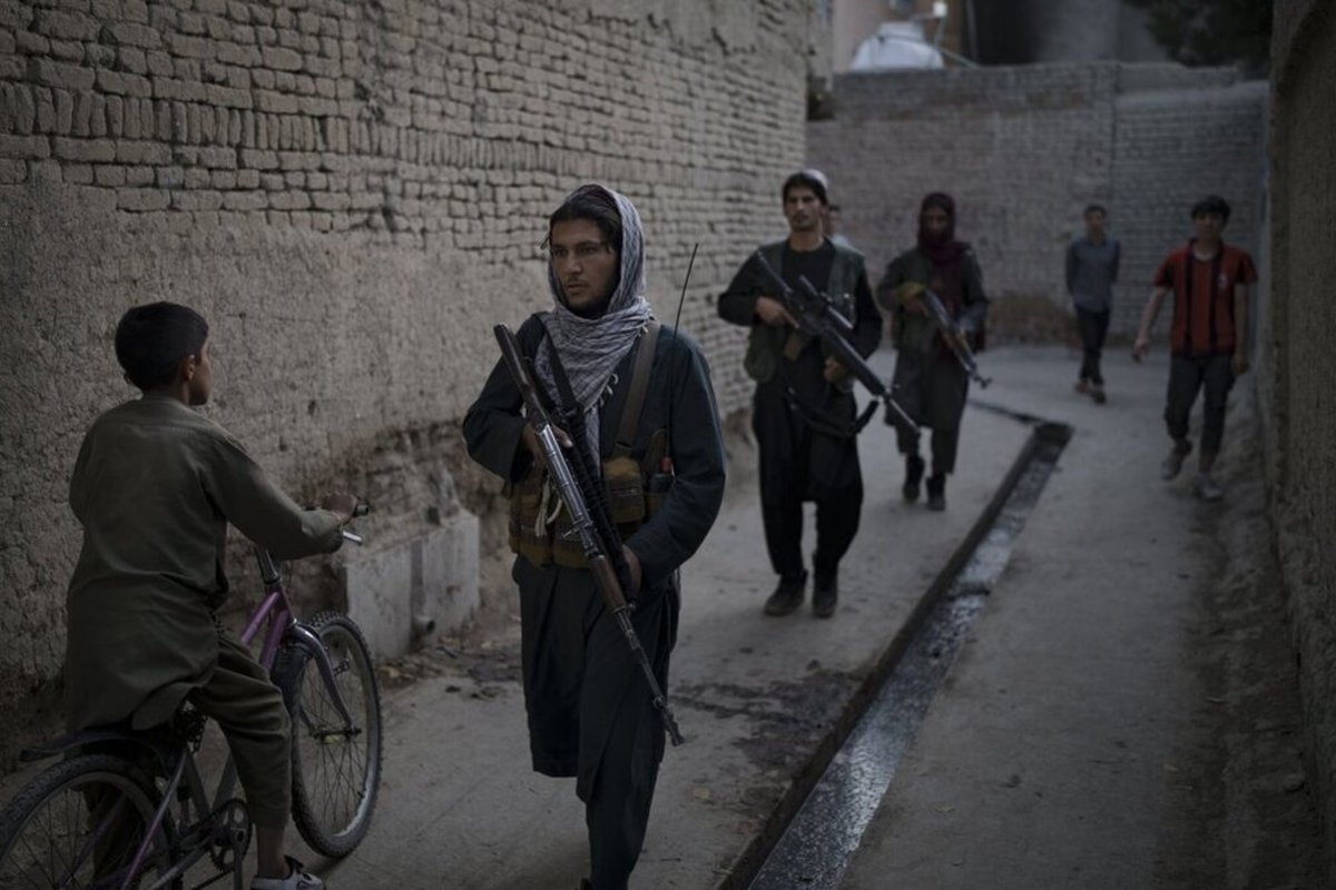 تصاویر | قاب‌هایی جدید از طالبان در حال گشت‌زنی در کابل