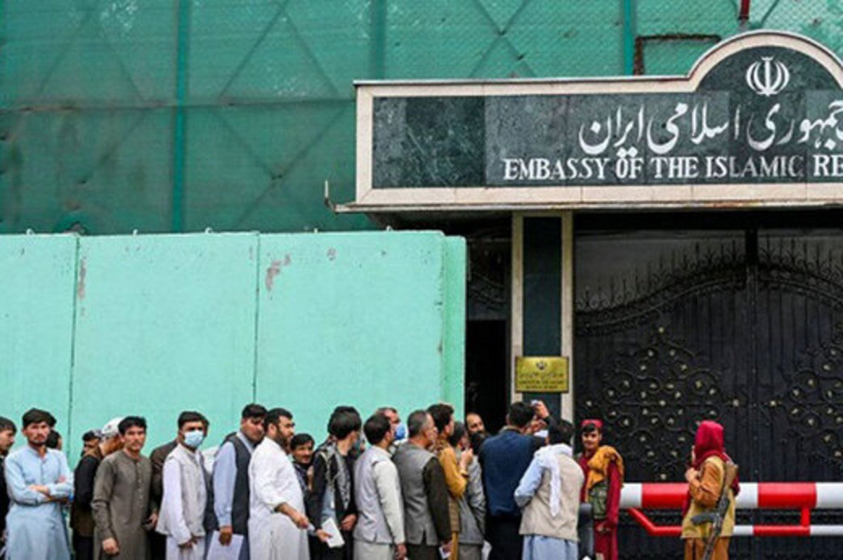 فیلم| صف طولانی در کابل برای دریافت ویزای ایران