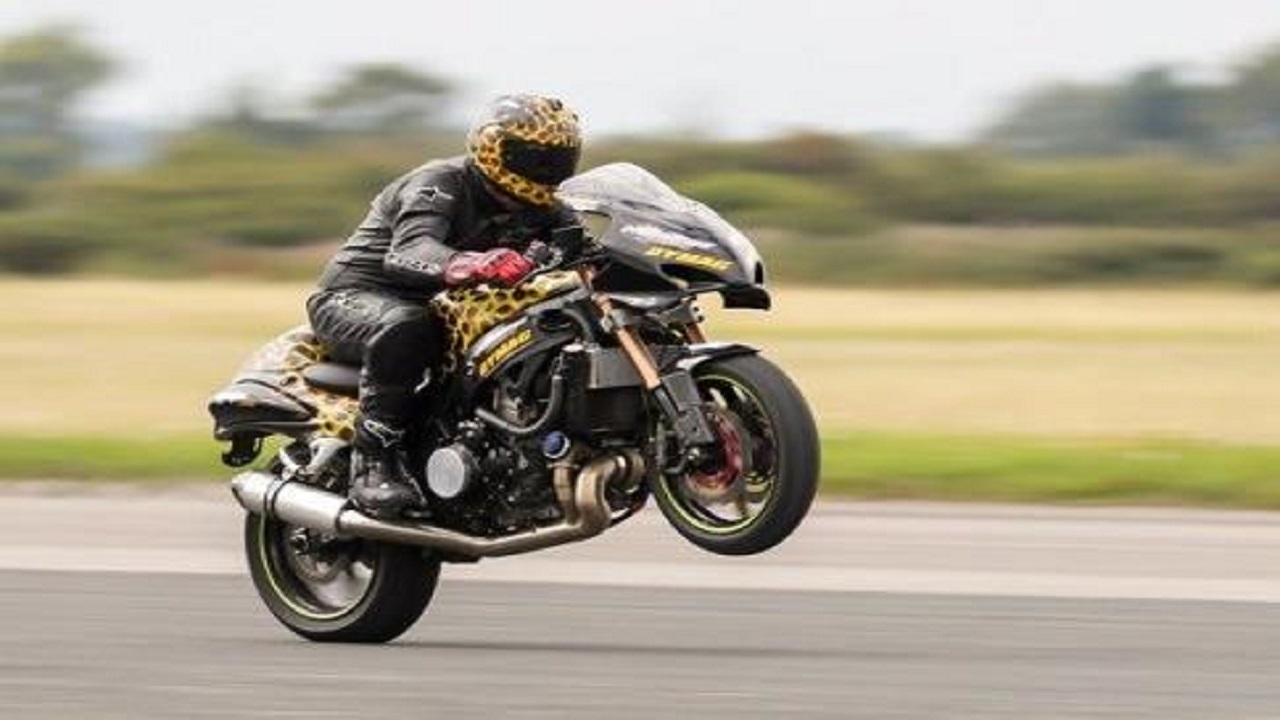 فیلم| حرکت دیوانه وار با موتور سنگین در خیابان