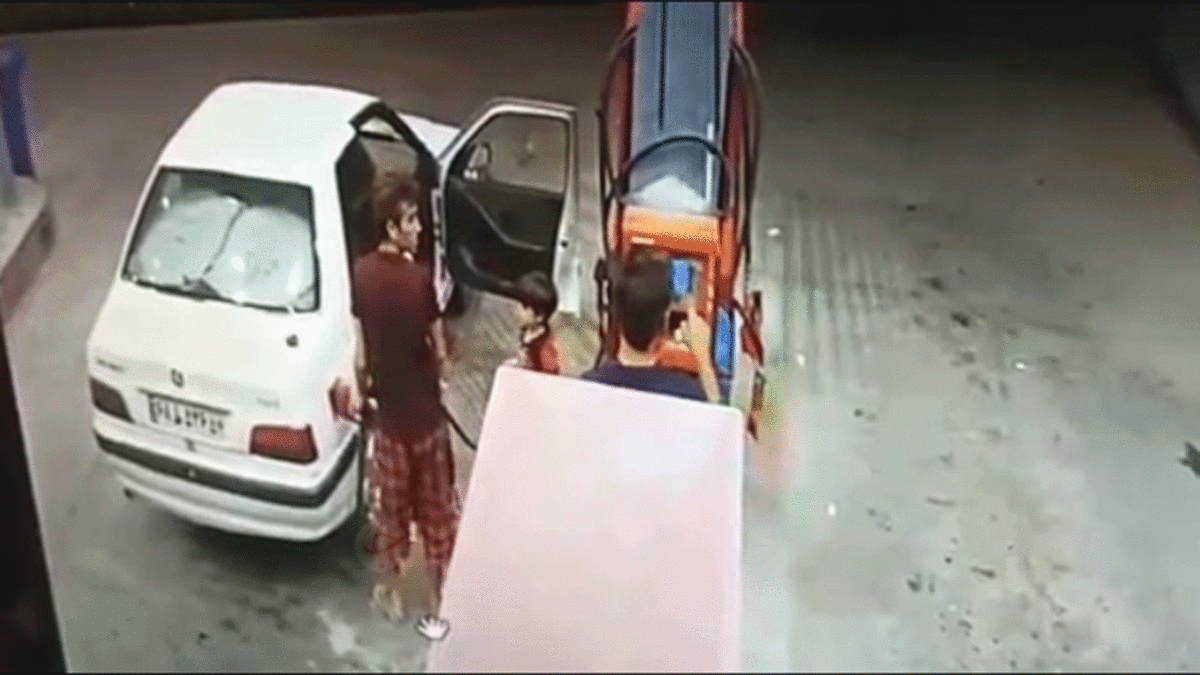 فیلم| آتش سوزی پژو پارس در پمپ بنزین به علت استفاده از تلفن همراه