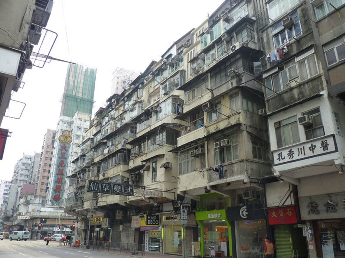 فیلم| لحظه هولناک فرور ریختن داربست از یک ساختمان ۳۰ طبقه در هنگ‌کنگ