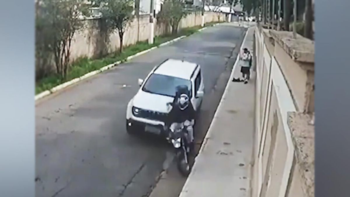 فیلم| زیر گرفتن سارقین موتورسوار توسط خودروی شاسی بلند