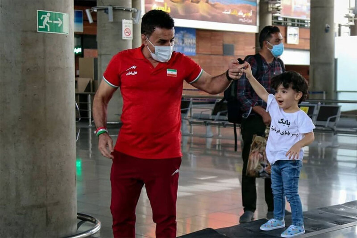 فیلم| واکنش‌های جالب پسر محمد بنا بعد از دیدن تصاویر پدر از تلویزیون