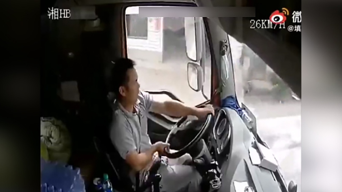 فیلم| جان سالم به در بردن راننده کامیون از حادثه تصادف