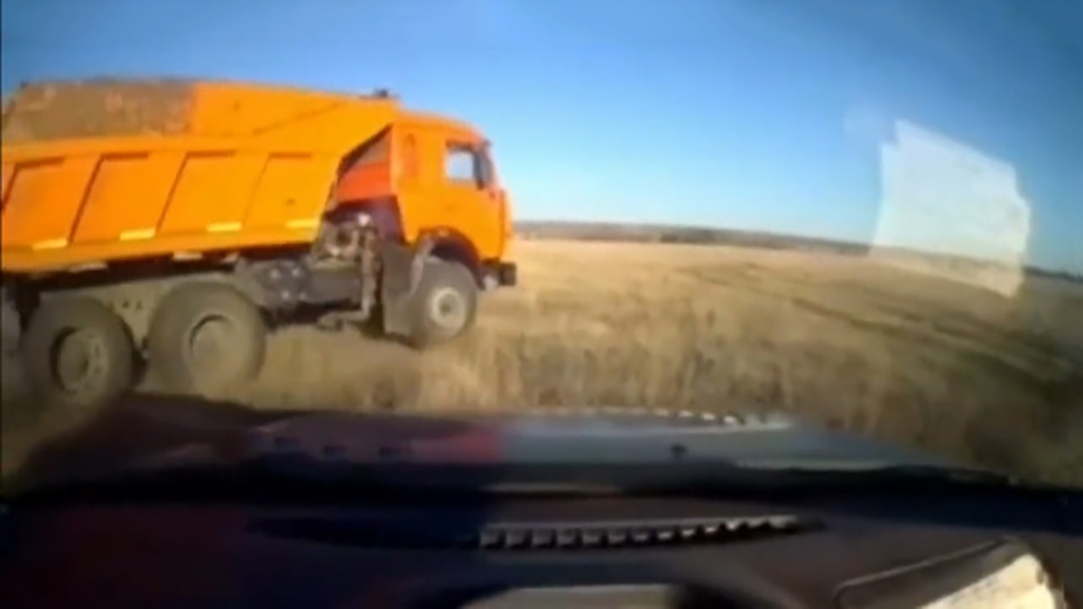 فیلم| تعقیب و گریز خودروی پلیس با کامیون کمپرسی در جاده