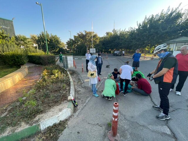 تصادف خودرو با یک دونده در داخل پارک! تصادف خودرو با یک دونده در داخل پارک!