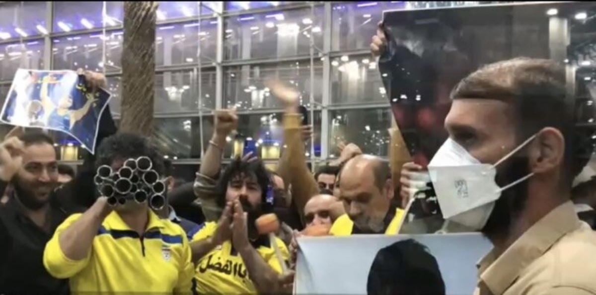 فیلم| تشویق محمد بنا توسط هواداران حاضر در فرودگاه