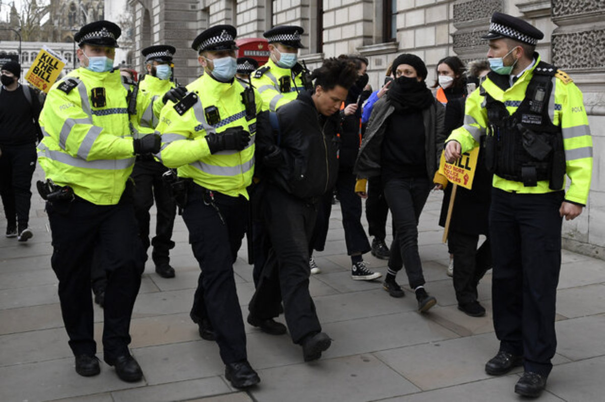 ۲۰۰۰ پلیس انگلیسی به آزار جنسی متهم شده‌اند