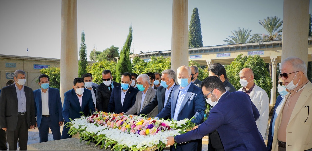 تصاویر| گلباران آرامگاه حافظ در شیراز