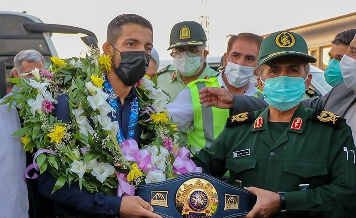 تصاویر| استقبال از قهرمانان کشتی فرنگی در شیراز