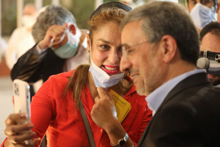 تصاویر| جنجال احمدی‌نژاد در دبی؛ بازدید از غرفه اسرائیل؟