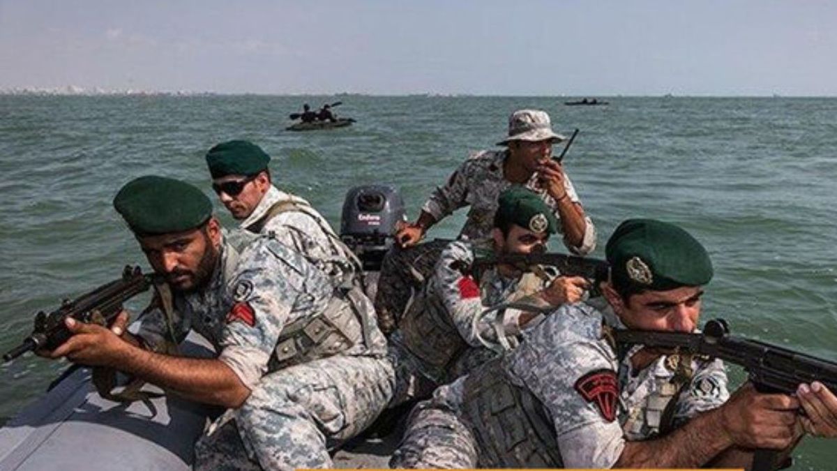 جزئیات درگیری تکاوران نیروی دریایی با دزدان دریایی خلیج عدن