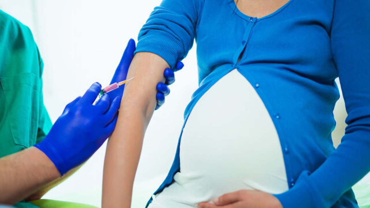 هیچ منع مصرفی برای واکسیناسیون مادران باردار وجود ندارد