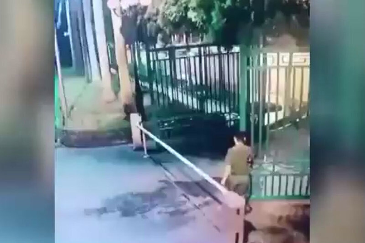 فیلم| تلاش خنده‌دار یک نیروی امنیتی برای بستن یک دروازه!