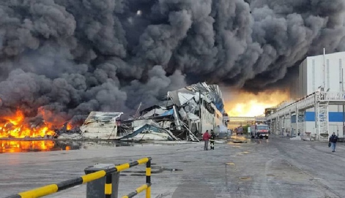 عکس| آتش‌سوزی گسترده در شرکت طبیعت زرندیه / دو نفر مجروح شدند