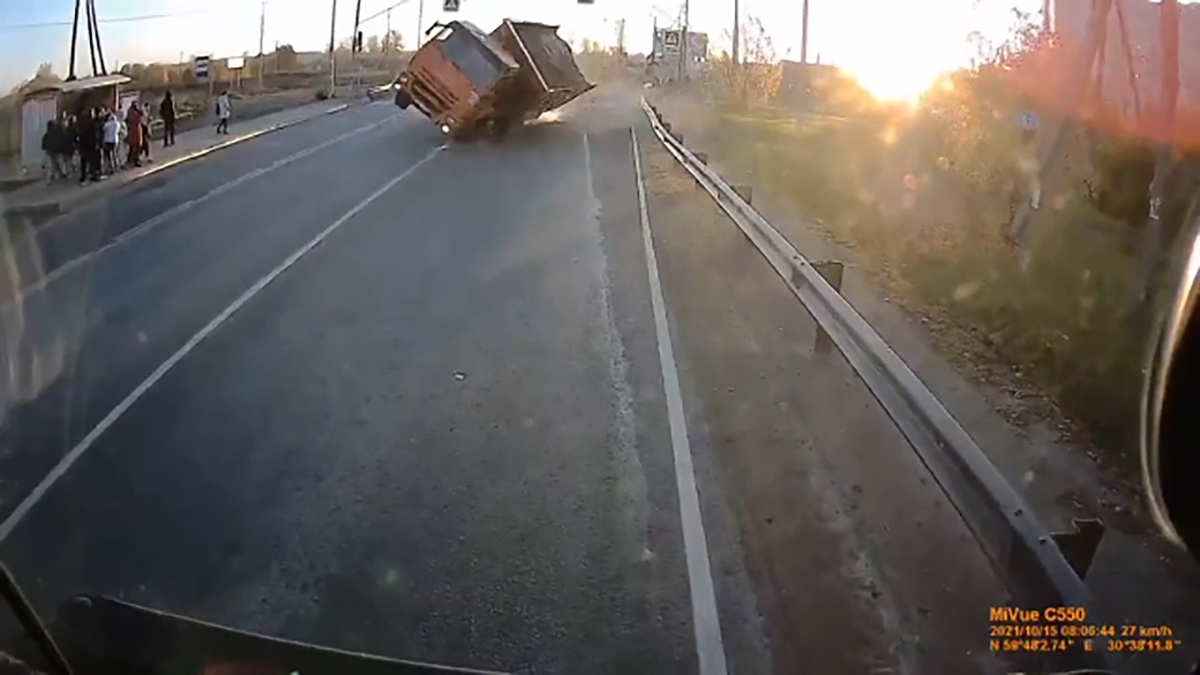 فیلم| واژگون شدن کامیون به علت سرعت زیاد