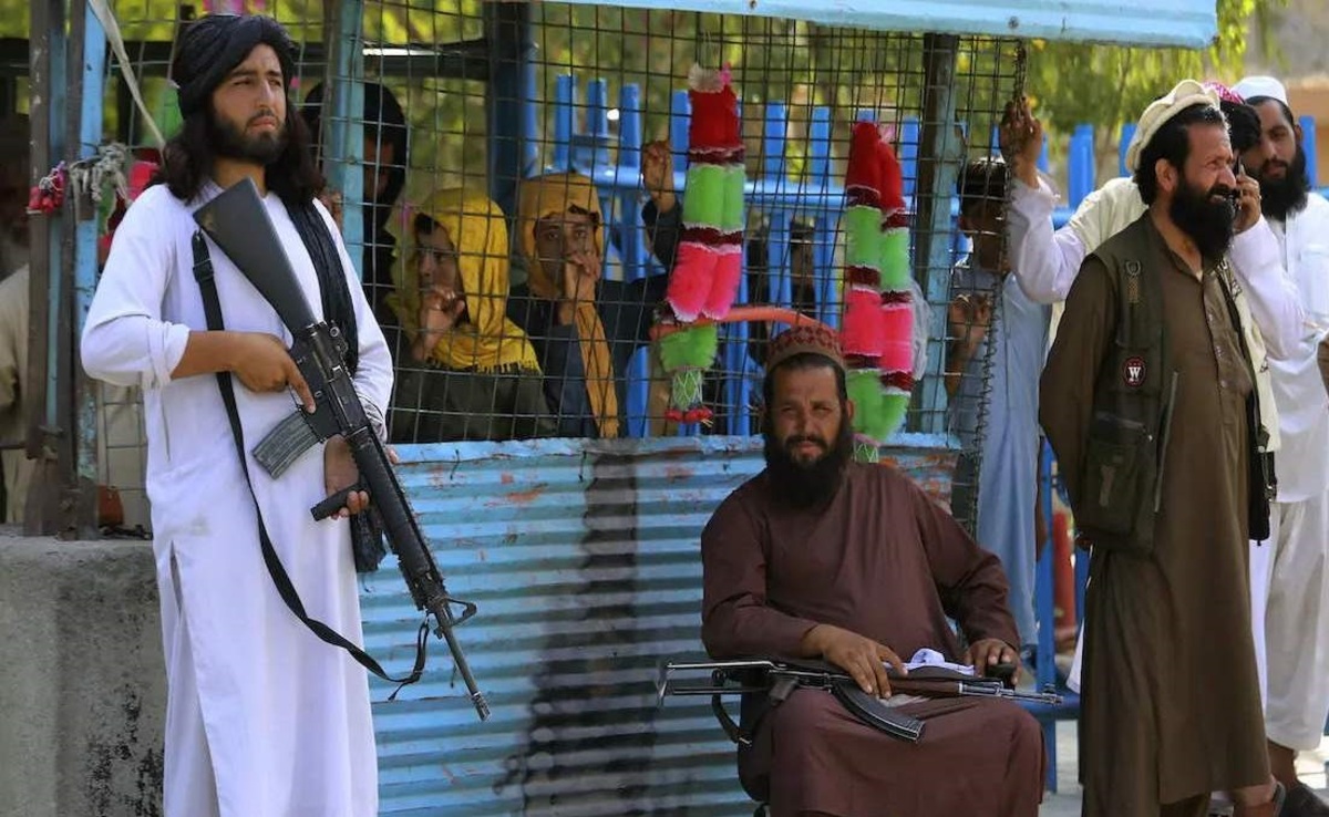 عکس| قرار عاشقانه جنگجوی طالبان