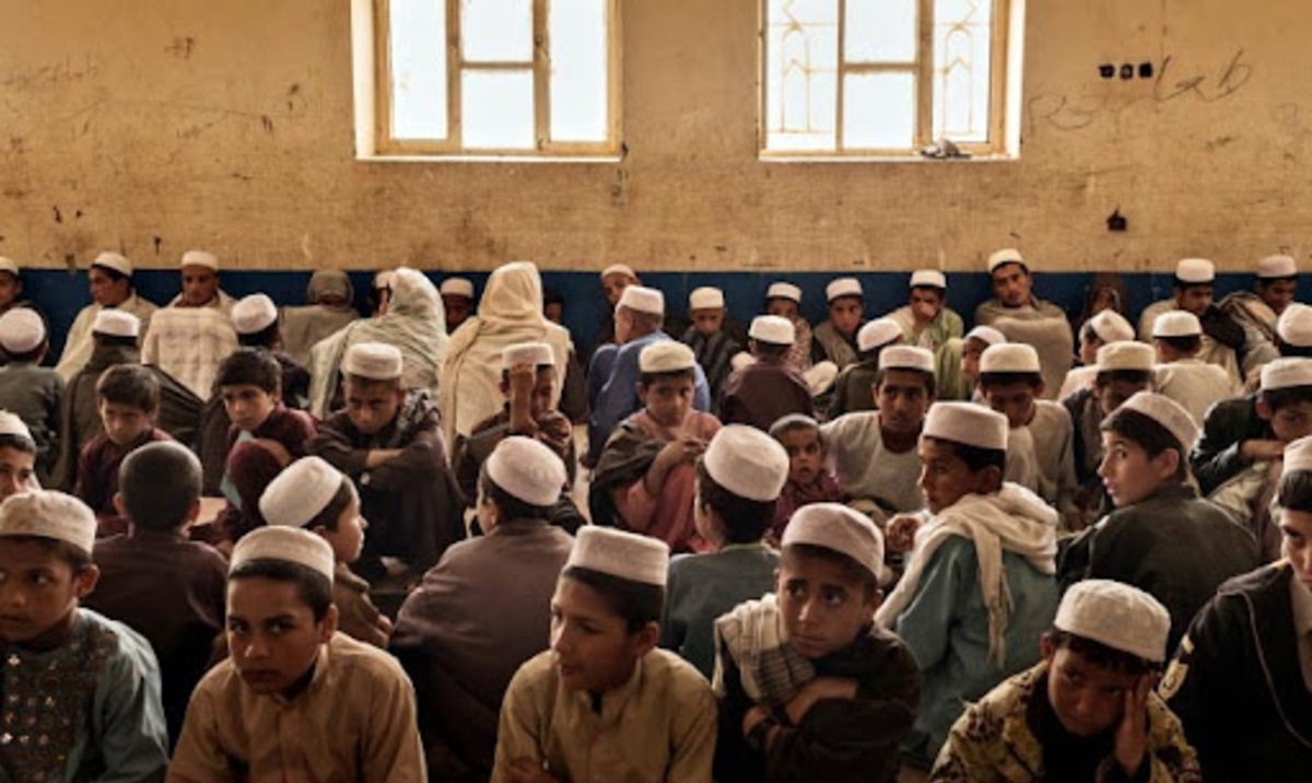 فیلم| مدرسه دینی طالبان در دل کوه