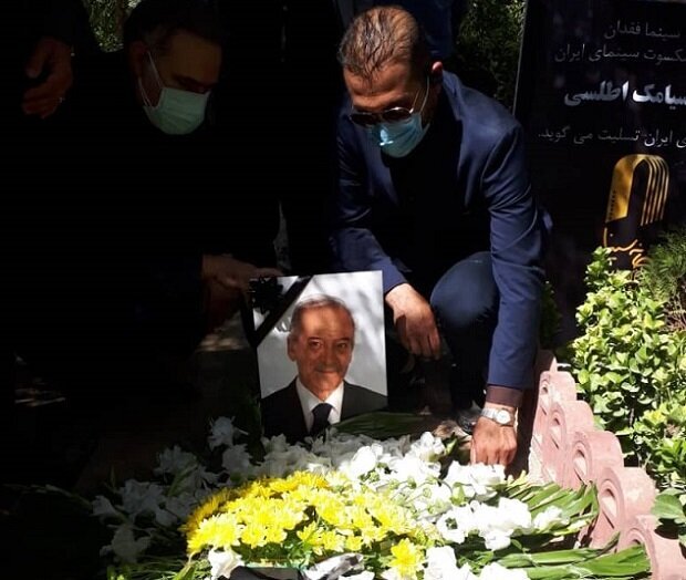 فرزند سیامک اطلسی بر آرامگاه پدر/ عکس فرزند سیامک اطلسی بر آرامگاه پدر/ عکس