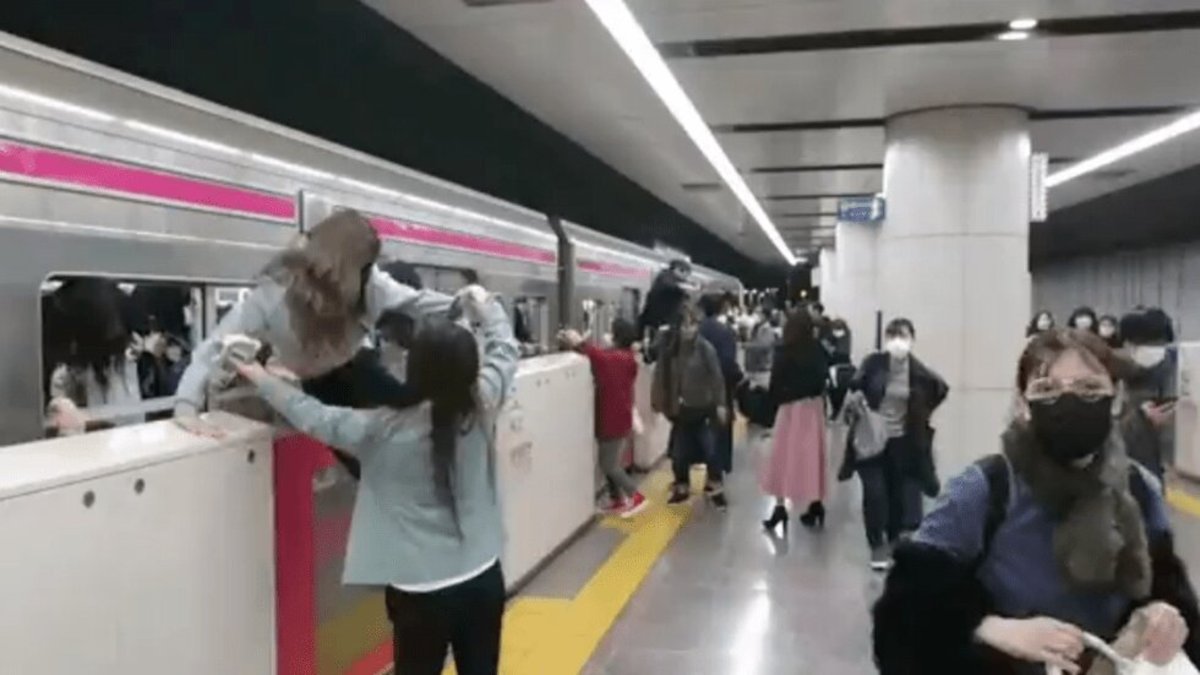 فیلم| آتش زدن واگن مترو در حال حرکت در توکیو