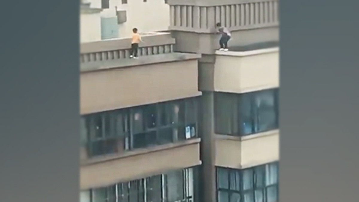 فیلم| بازی دو پسربچه روی لبه پشت بام یک برج!