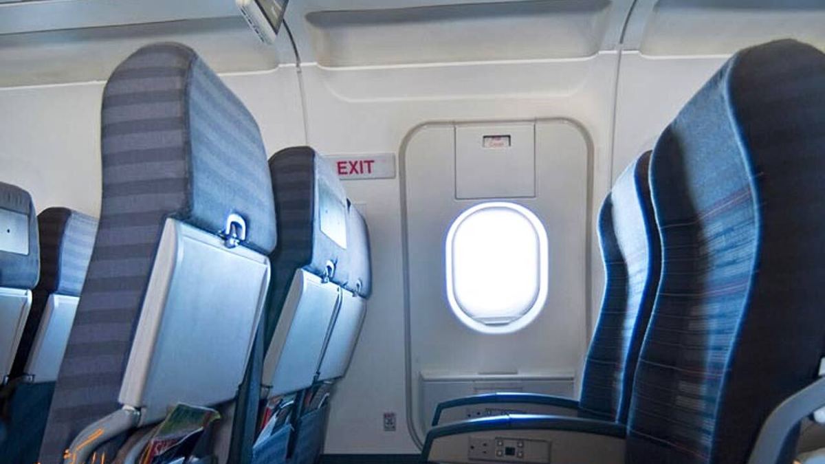 فیلم| تلاش یک مسافر برای باز کردن درب هواپیما به علت ترس از فضای بسته!