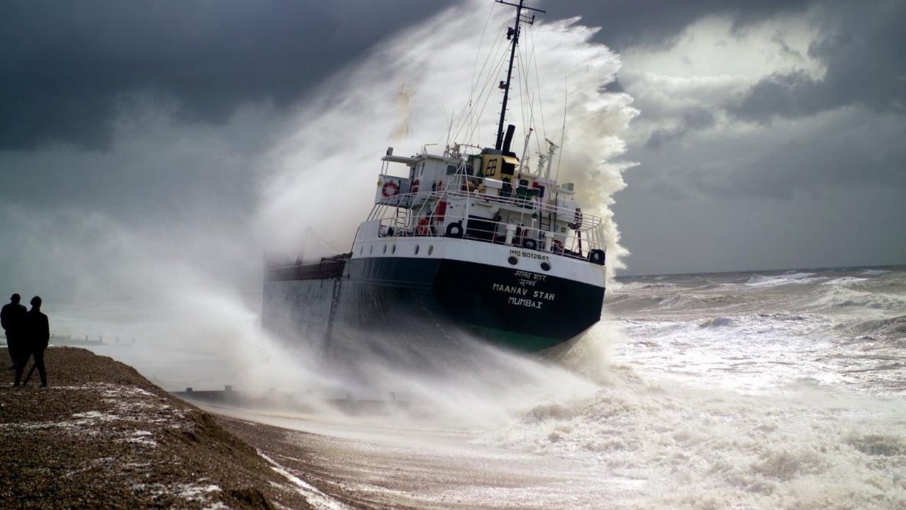 فیلم| وقتی یک کشتی گرفتار طوفان می‌شود