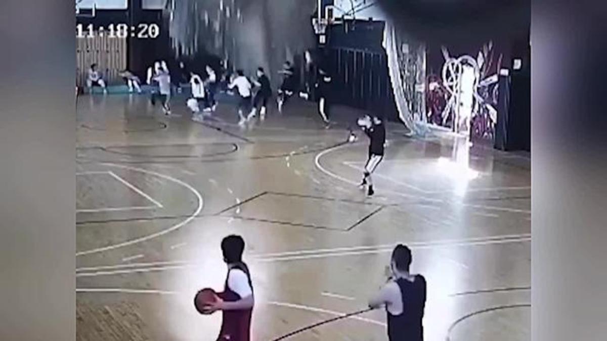 فیلم| ریزش هولناک سقف سالن بسکتبال روی بازیکنان