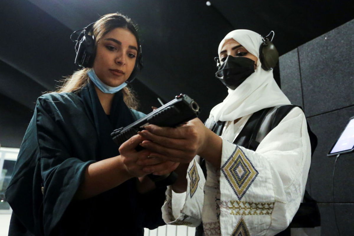 تصاویر| آموزش کار با اسلحه و تیراندازی؛ آزادی جدید زنان سعودی