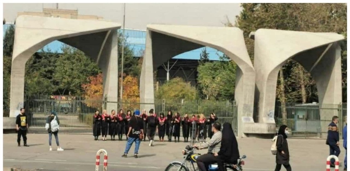 عکس یادگاری متفاوت دانشجویان دختر مقابل دانشگاه تهران