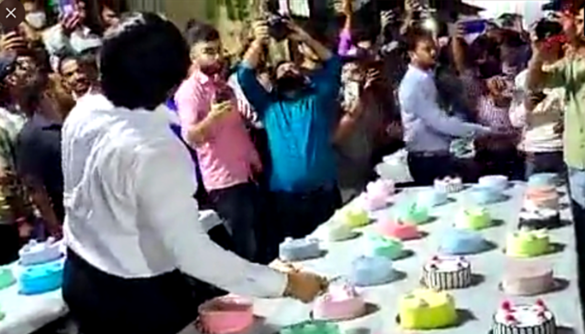 فیلم| جشن تولدی مردی با ۵۵٠ کیک!