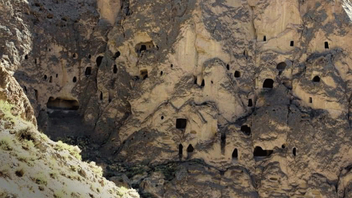 فیلم| غار‌های دستکند، سکونتگاه‌های اسرارآمیز در دل کوه