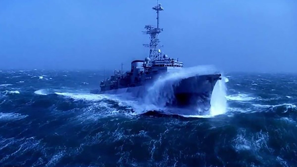 فیلم| طوفانی که یک کشتی را تا مرز غرق شدن پیش برد