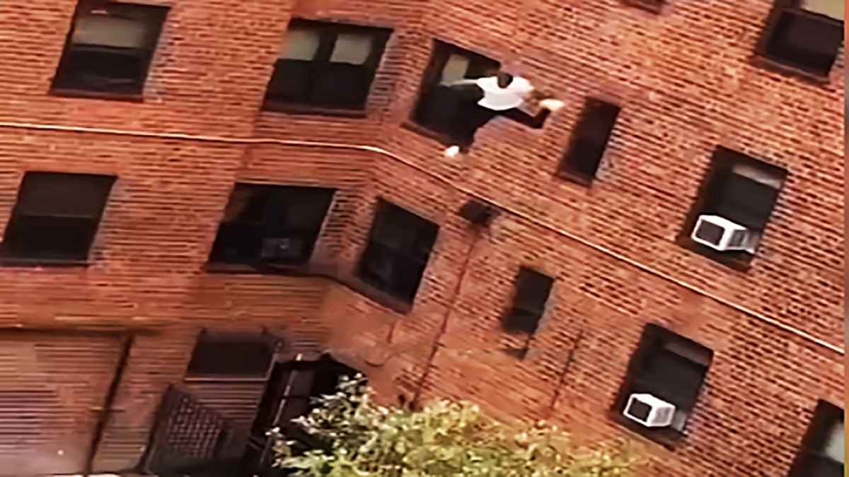 فیلم| سارقی که برای فرار از دست پلیس از طبقه سوم ساختمان به پایین پرید