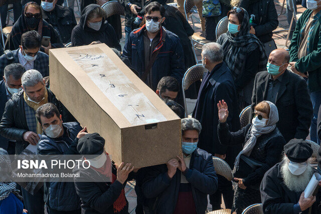 کامبیز درمبخش به خاک سپرده شد / هنرمندی که تا لحظه مرگ، جوان باقی ماند کامبیز درمبخش به خاک سپرده شد / هنرمندی که تا لحظه مرگ، جوان باقی ماند