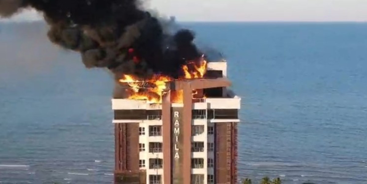 فیلم| آتش‌سوزی برج ۱۷ طبقه در چالوس