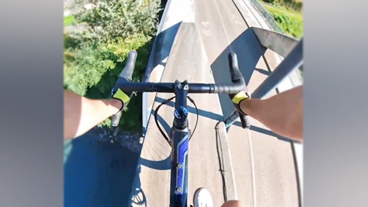 فیلم| اقدام خطرناک یک دوچرخه سوار در عبور از روی پل
