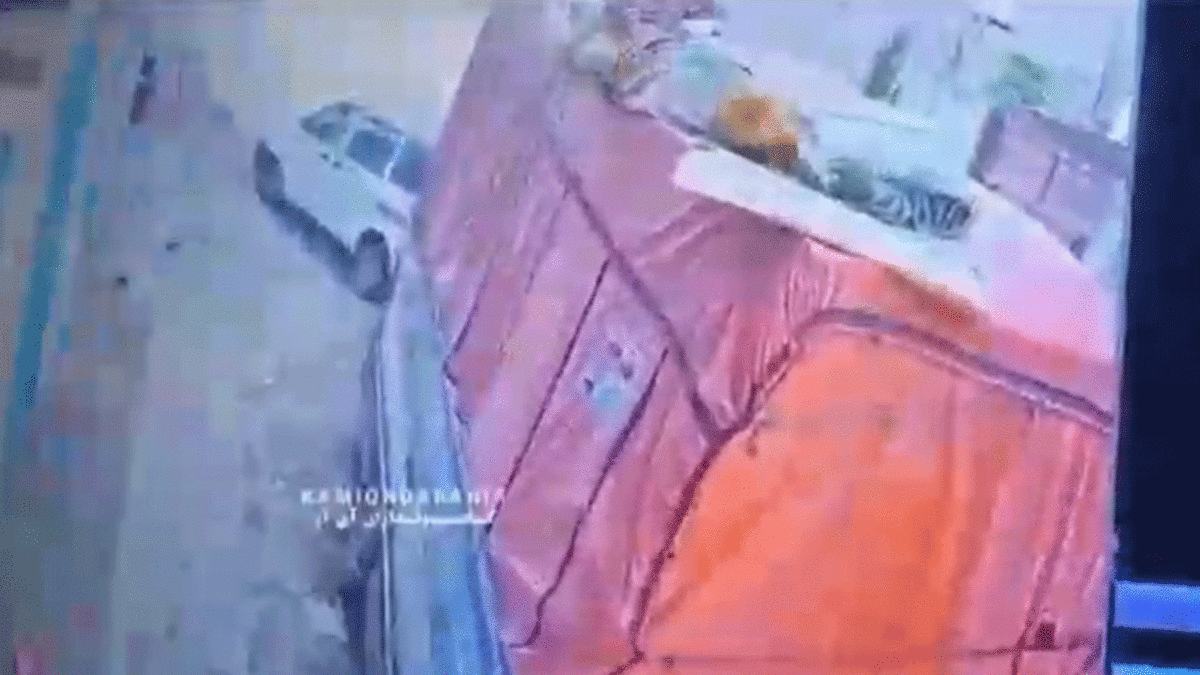 فیلم| سقوط کارگر حین خواب از بالای اتاقک کامیون