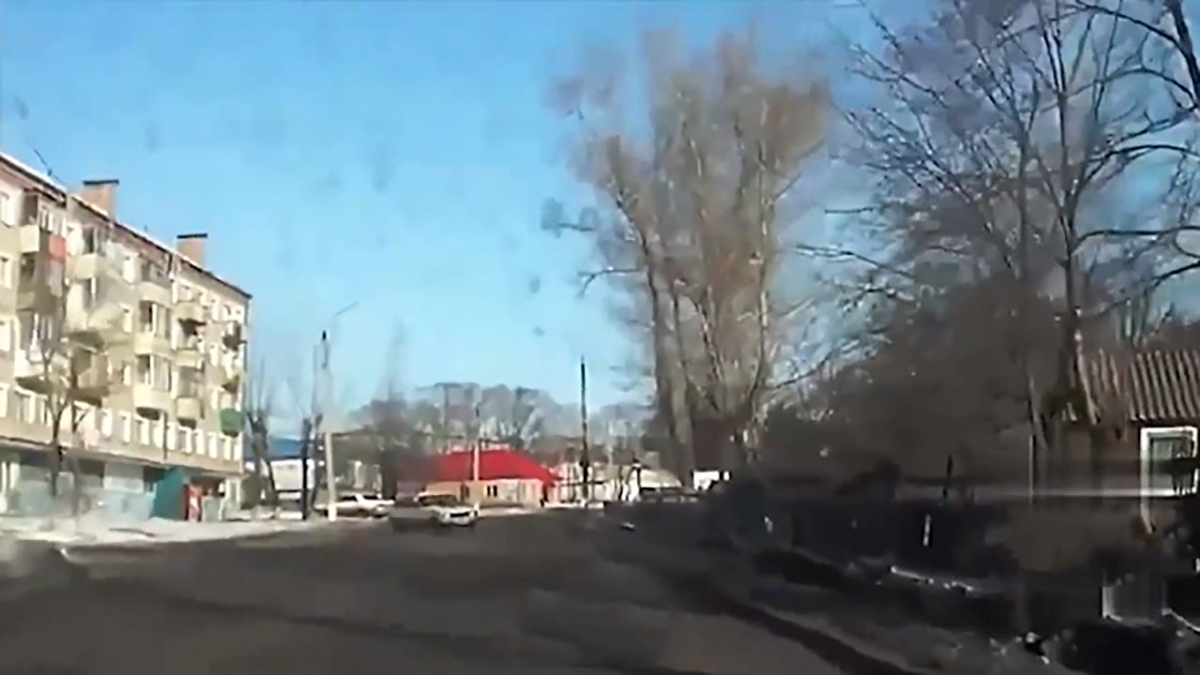 فیلم| واژگونی یک اتومبیل به دلیل لغزنده بودن خیابان
